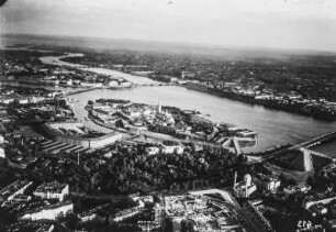 Peter-und-Paul-Festung : Die Peter-und-Paul-Festung in der Bildmitte auf einer Halbinsel in der Newa gelegen in Leningrad, heute Sankt Petersburg.