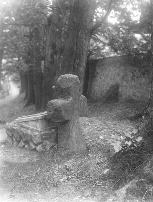 Steinkreuz : Röhrsdorf, Steinkreuz (D 166) an der östlichen äußeren Kirchhofsmauer