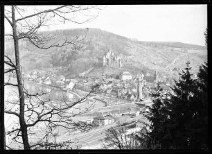 Blick über Bahnhofsgelände und Mainspitze zur Burg