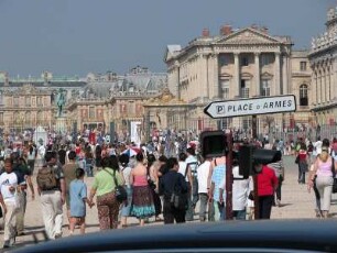 Touristen vor dem Schlosseingang