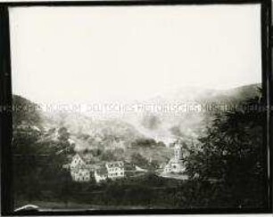 Landschaft mit Häusern, Kirche und Fluss