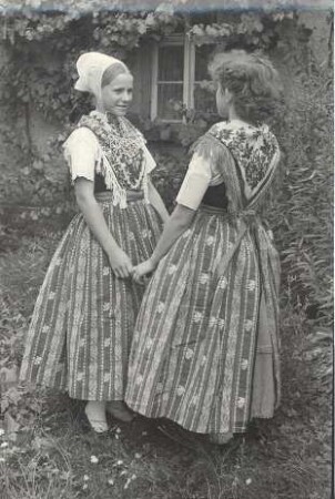 Festtracht aus Seidewinkel : Kleidung - Hoyerswerdaer Tracht. Ort: Židźino / Seidewinkel. Hoyerswerdaer Festtracht. (rechts: Tracht ohne Kappe, ist unvollständig, wird aber heute so getragen.)