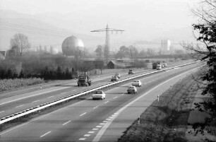 Freiburg: Autobahnzubringer Mitte mit Gaskugel und Hochspannungsmast