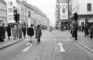 Freiburg: Freiburger Innenstadt autofrei, Fußgänger um den Bertoldsbrunnen