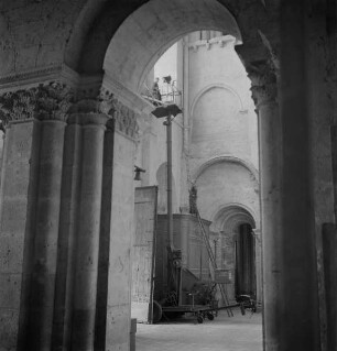Aufnahmetätigkeit auf einer Hebebühne im Nordturm der Kathedrale Notre-Dame in Chartres (Aufnahme im Rahmen der Fotokampagne im besetzten Frankreich)