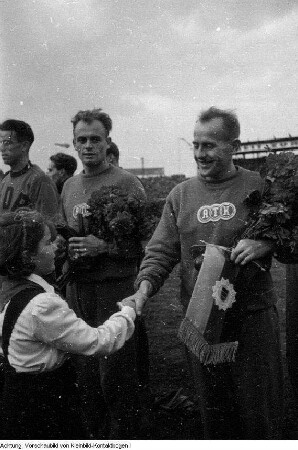 Dresden. Emil Zátopek, Olympiasieger im Marathonlauf 1952 in Helsinki, in Dresden zu Wettkämpfen in der Leichtathletik im Rudolf-Harbig-Stadion, Oktober 1950