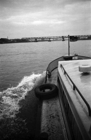 Schiffahrt auf dem Rhein.