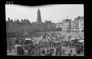 Cambrai (Dep. Nord, Frankreich): Regimentsmusik auf dem Marktplatz mit Publikum, im Hintergrund der Glockenturm [=Belfried] (Blick von schräg oben)