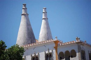 Kleinstadt Sintra bei Lissabon - Palast : Die beiden charakteristischen konischen Schornsteine des Schlosses Paco Real in der Kleinstadt Sintra bei Lissabon, aufgenommen 2006