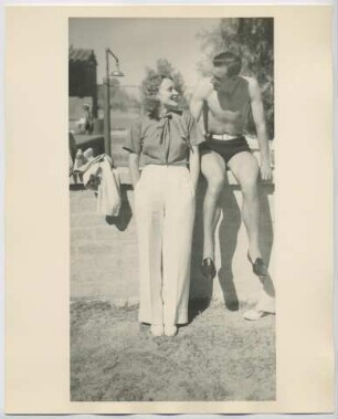 Marlene Dietrich und Fred Perry am Tennisplatz (Los Angeles, Oktober 1934) (Archivtitel)