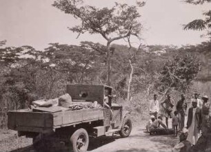 LKW mit Reifenpanne, Tanganyika Territory : Tanganyika Territory (heute: Tansania). LKW mit Schlauchpanne im Busch zwischen Kondora-Irangi und Babati, 1936