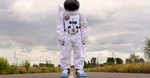 Der Astronaut auf dem Dach