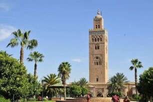 Minarett in Marrakesch : Das Minarett der historischen Koutoubiya Moschee im Zentrum von Marrakesch ist das Wahrzeichen der Stadt. Aufgenommen am 07.11.2008
