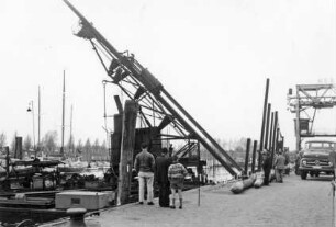 Bau einer Spundwand im Hafen Schulau/Wedel an der Elbe