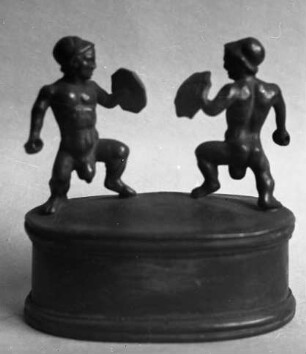 Statuettengruppe zweier gegeneinander kämpfender Zwerge oder Pygmäen