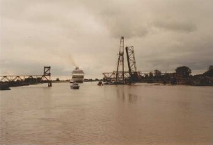 Kreuzfahrtschiff passiert Friesenbrücke/Ems