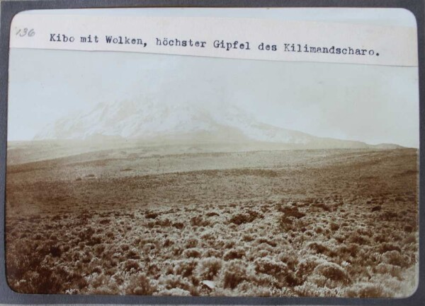 Kibo mit Wolken, höchster Gipfel des Kilimandscharo