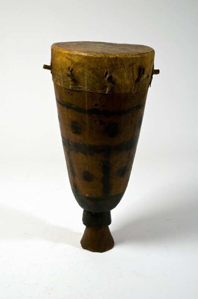 Single-headed closed cone drum