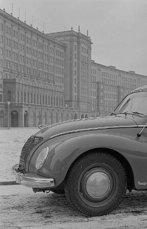 Blick den Ringbau am Rossplatz im Winter, im Vordergrund ein PKW der Marke IFA F9