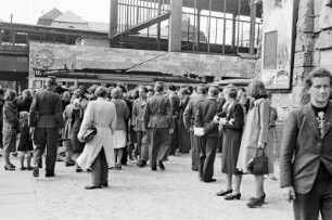 Währungsreform in den westlichen Sektoren am 24. Juni 1948. Schwarzmarkt vorm Bahnhof Zoo