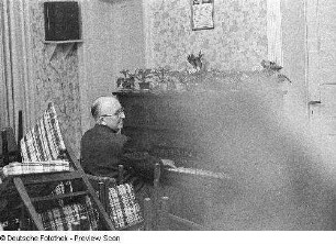 Klavierspieler im "Klub der Volkssolidarität Dr. Richard Schmincke"