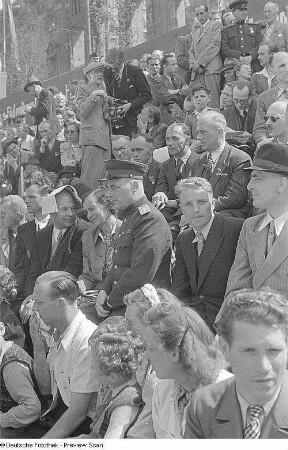 Aufnahmen von den Feierlichkeiten zum 1. Mai 1946 in Berlin : Tribüne am Berliner Schloss