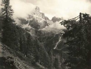 Dolomiten. Berghang und Tal gegen Crozzon in der Brentagruppe im Wolkentreiben