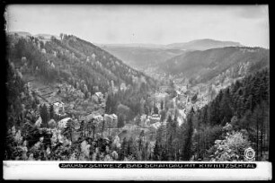 Bad Schandau. Stadtteilansicht im Kirnitzschtal. Blick von der Schillerhöhe nach Süden über das Elbtal zum Kleinhennersdorfer Stein (389 m)