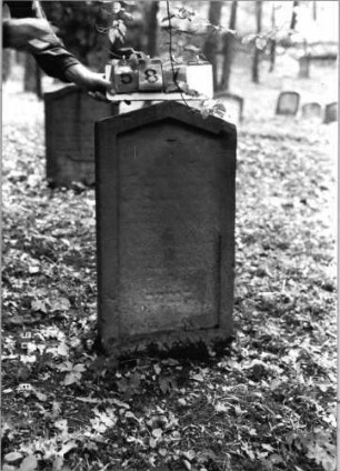 Grabstein 587 (Index: 99790950) Zustand: verwittert Maße HxBxT: 88x47x8 cm: Grabstein 587