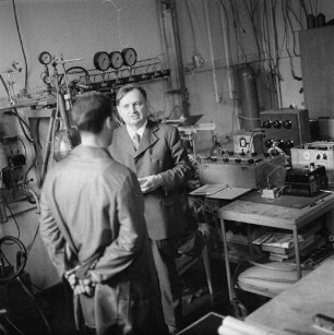 Dresden-Räcknitz, Haeckelstraße 20. Institut für Tieftemperaturphysik der Deutschen Akademie der Wissenschaften zu Berlin. Direktor Prof. Dr. Ludwig Bewilogua und ein Mitarbeiter im Labor