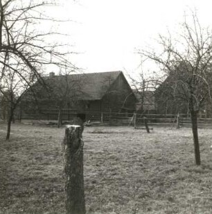 Altdöbern-Reddern, Hauptstraße. Gehöft am Ortseingang. Gartenansicht mit Pferdekoppel