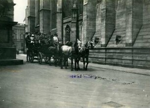 Edinburgh, Schottland. Touristen der Hapag auf vierspänniger Kutsche bei einer Fahrt durch die Stadt, hier bei St. Giles Cathedral und Reiterdenkmal auf der Royal Mile