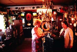 Innenaufnahme Egers Musikautomatensammlung, rechts Frau Eger