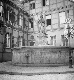 Brunnenfigur des Heiligen Liborius mit Pfau