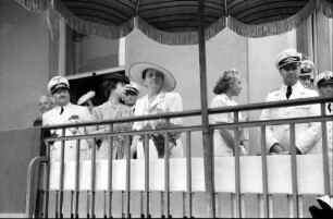 Baneasa: Luftwaffenlazarett, Balkon mit Ehrengästen, Antonescu und Frau, Killinger und Frau