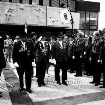 Schützen- und Volksfest: Veranstalter Heimatring und Ahrensburger Schützengilde: Umzug: vor dem Rathaus: Schützenkönig Heinz Anders mit seinen Rittern Günter Paulsen und Walter Timm: dahinter Jungschützenkönig Harald Knuth mit Ritterin Bärbel Wohlgemuth: rechts Front der angetretenen Vereine, mit Fahne: hinten links Fotograf, 11. Juni 1972