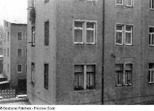 Blick aus dem Abteilfenster eines Zuges während einer Bahnfahrt (Berlin-Dresden)