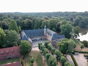 Reinbek: Schloß Reinbek mit Innenhof und Baumallee