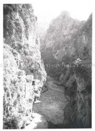 Golf von Salerno - Schlucht mit Fischerhütten bei Positano