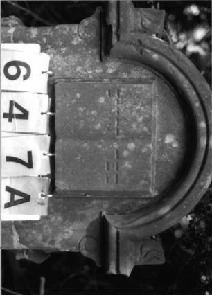 Grabstein 647 (Index: 99788933) Material: Sandstein und Marmor Zustand: zerbrochen und repariert, Texttafel nicht vollständig erhalten Maße HxBxT: 152x59x22 cm Symbolik: aufgeschlagenes Buch mit Inschrift: Psalmenbuch: Grabstein 647A