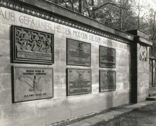 Dresden-Neustadt, Kannenhenkelweg. Nordfriedhof (Garnisonsfriedhof) (1902 angelegt). Hauptwand der Denkmalsanlage für die Gefallenen des 1. Weltkrieges (ab 1918). Teilansicht mit sechs Gedenktafeln