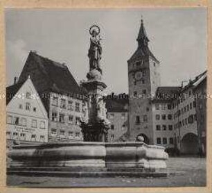 Landsberg am Lech, Marktbrunnen mit Torturm