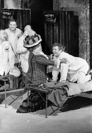 Szenenbilder aus "Der brave Soldat Schwejk", Oper von Robert Kurka nach Jaroslav Hašek mit Libretto von Abel Meeropol (Lewis Allan). Komische Oper Berlin, 05.03.1960 (Erstaufführung 06.03.1960) : Mit Werner Enders als Schwejk