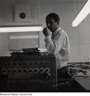 Portraitserie Karlheinz Stockhausen : Karlheinz Stockhausen (1928-2007; Komponist). Aufnahme im Studio für elektronische Musik des Westdeutschen Rundfunks Köln (WDR)