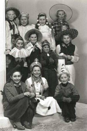 Kindergruppe im Faschingskostüm. Roßwein, 1953