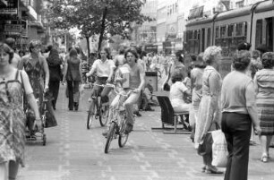 Verbotswidriges Fahrradfahren in der Fußgängerzone der Kaiserstraße