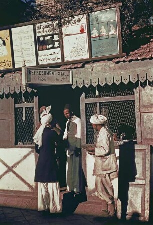 Kairo, Männer vor einem Imbissstand : Reisefotos Ägypten. Kairo. Männer vor einem Imbisslokal (refreshment stall)