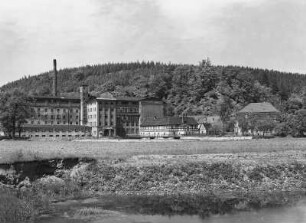 Frankenberg-Sachsenburg. Ehemalige Spinnerei Sachsenburg (1801/1900) und Fischerschänke. Blick gegen den Treppenhauer (351 m)