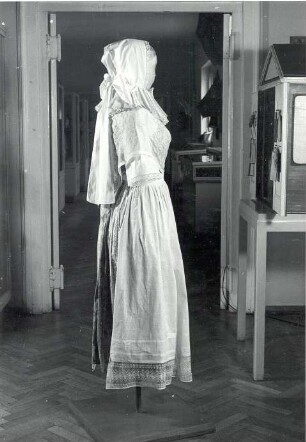 Festtagstracht aus Weißenberg : Kleidung - Truhentracht. Ort: Wóspork / Weißenberg. Die Festtagstracht der Mädchen. Objekt aus den Staatliche Kunstsammlungen Dresden, Sächsisches Museum für Volkskunst.