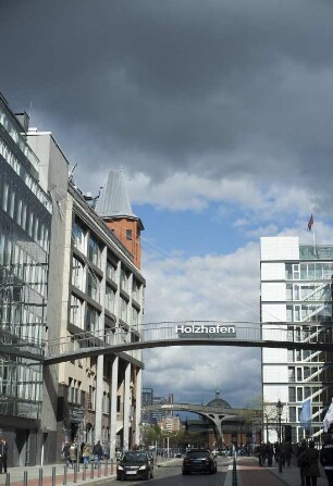 Große Elbstraße in Hamburg Altona beim Fischmarkt. Holzhafen-Brücke, dahinter Fischauktionshalle. 05.2015